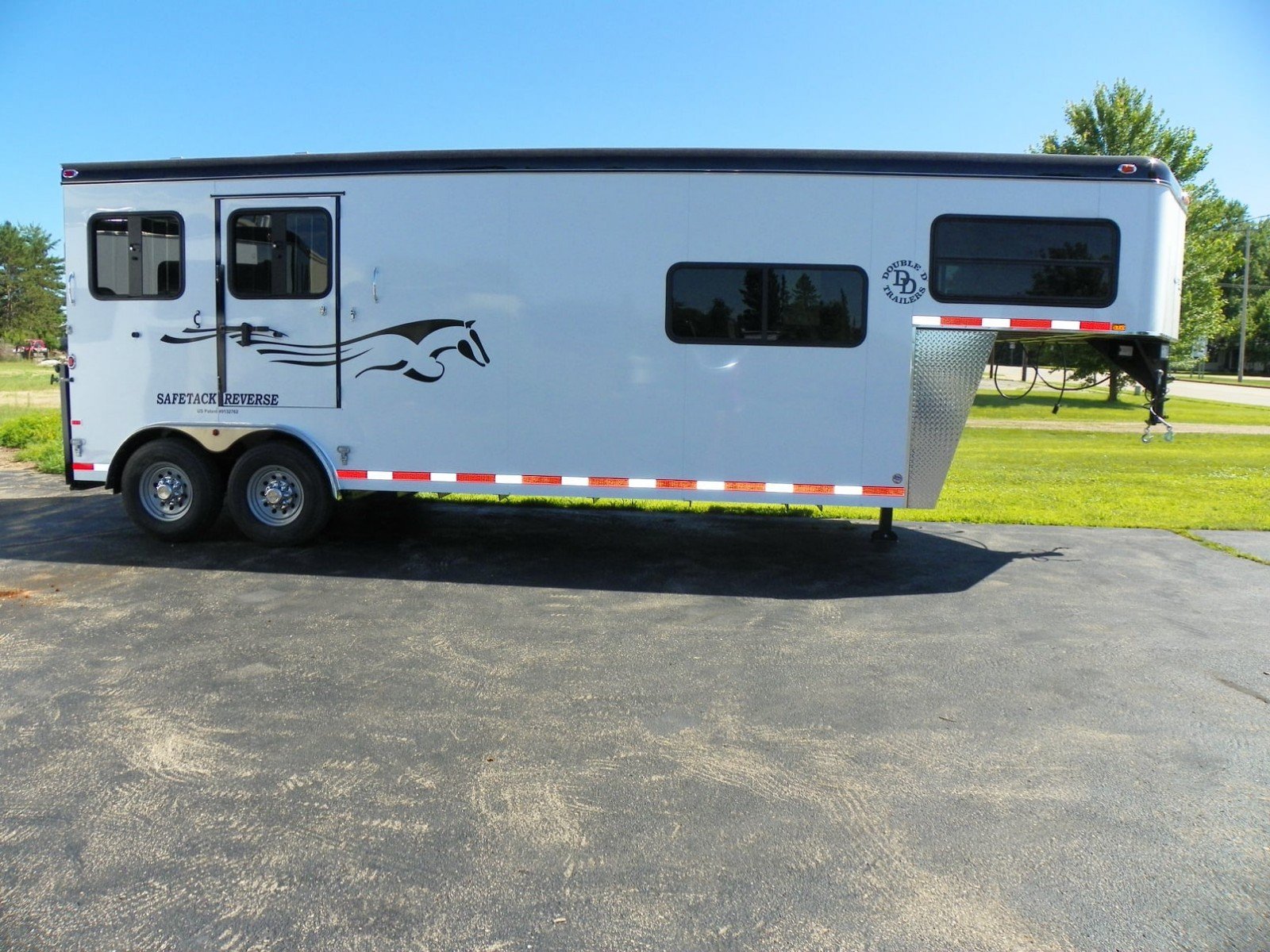 horse trailer with living quarters