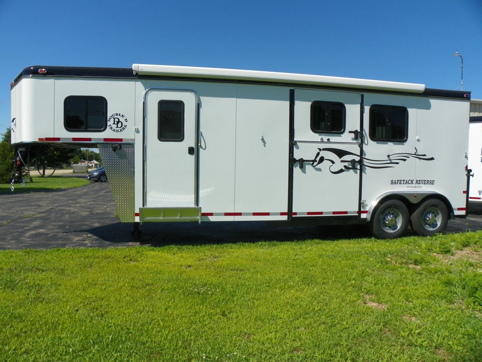 horse trailer with living quarters