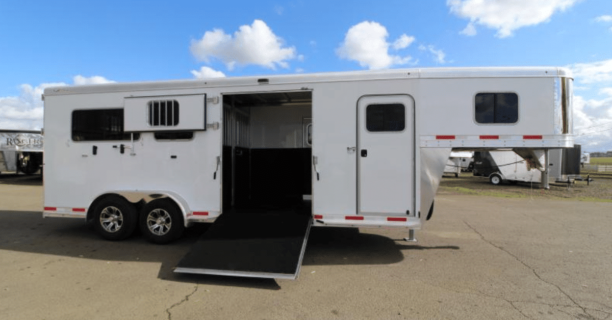 Read This Guide Before Buying a Side Load Horse Trailer